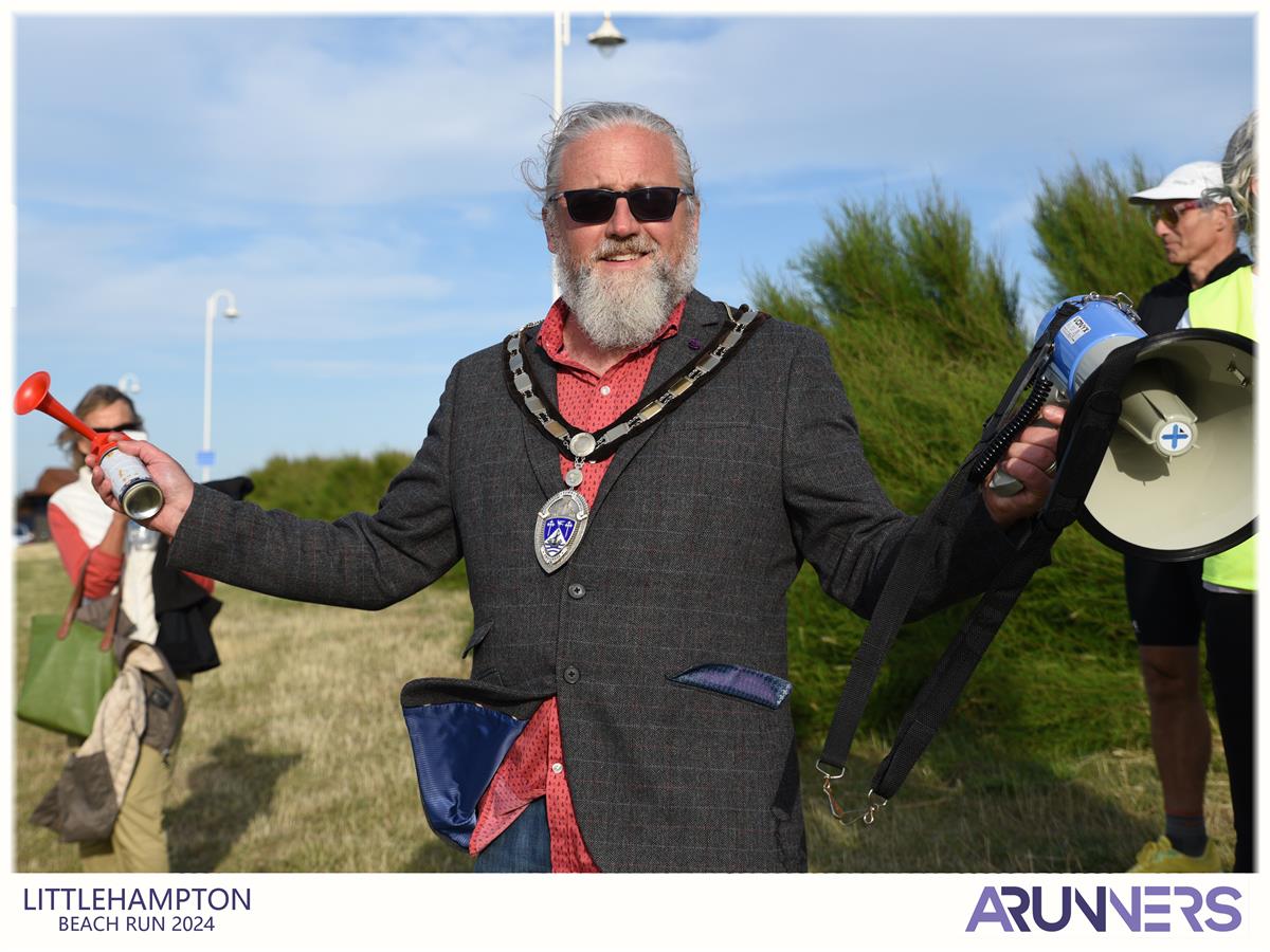 Littlehampton Beach Run 1, Mayor of Littlehampton starting the junior race